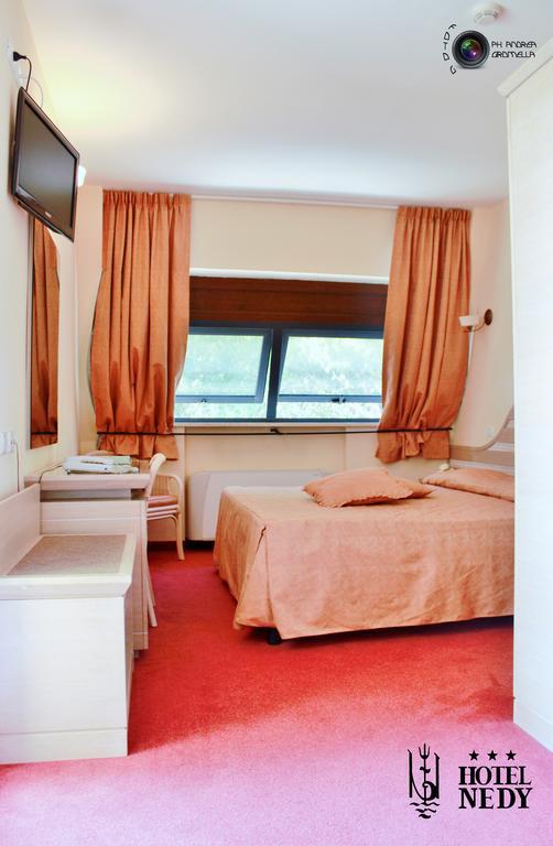 מרינה די מסה Hotel Nedy מראה חיצוני תמונה