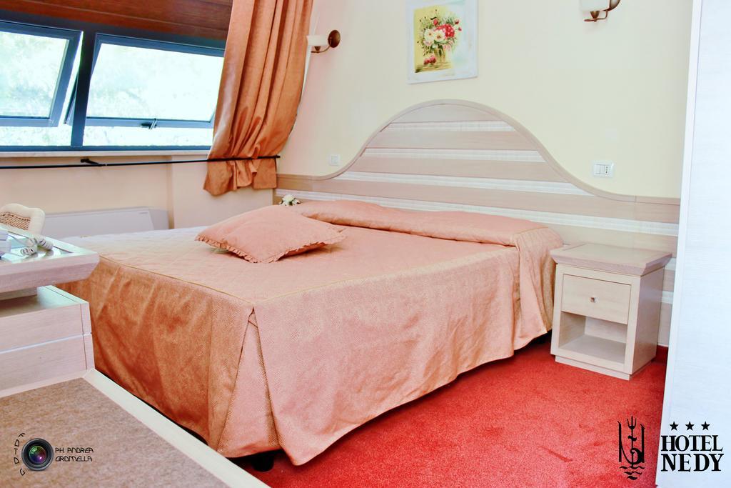 מרינה די מסה Hotel Nedy מראה חיצוני תמונה
