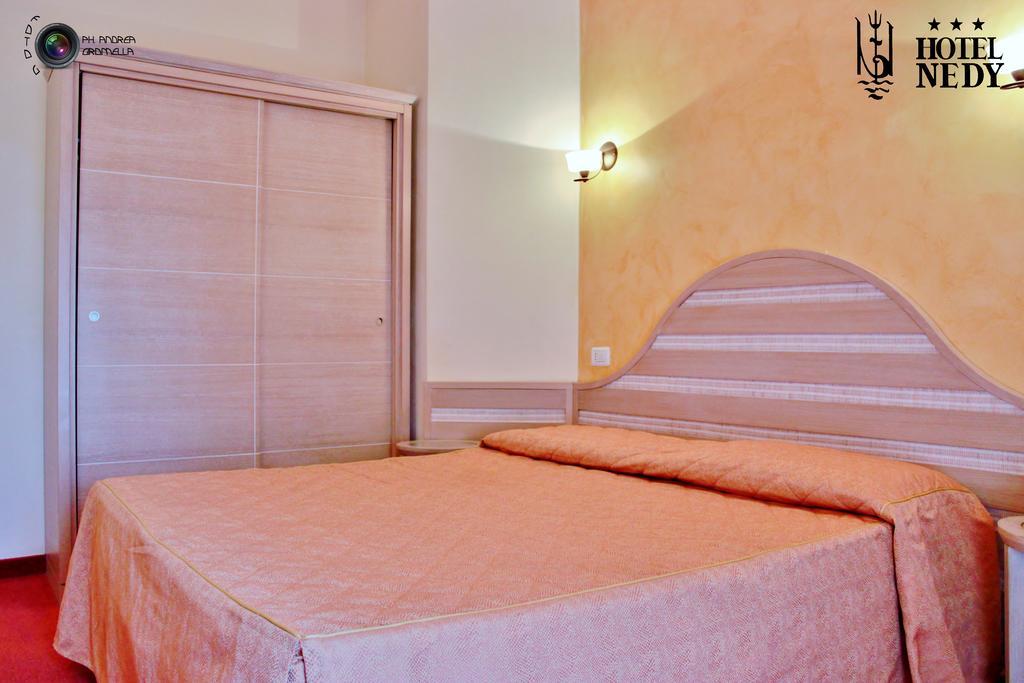 מרינה די מסה Hotel Nedy מראה חיצוני תמונה