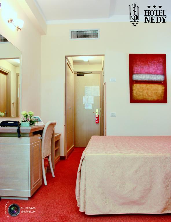 מרינה די מסה Hotel Nedy מראה חיצוני תמונה