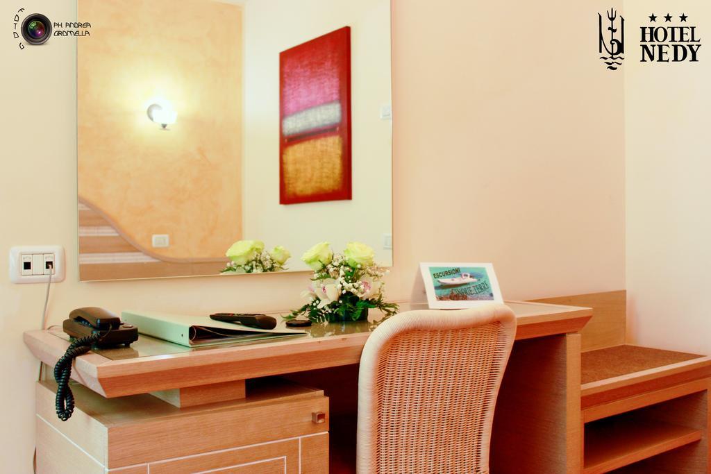 מרינה די מסה Hotel Nedy מראה חיצוני תמונה