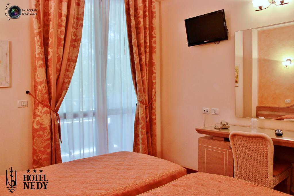 מרינה די מסה Hotel Nedy מראה חיצוני תמונה