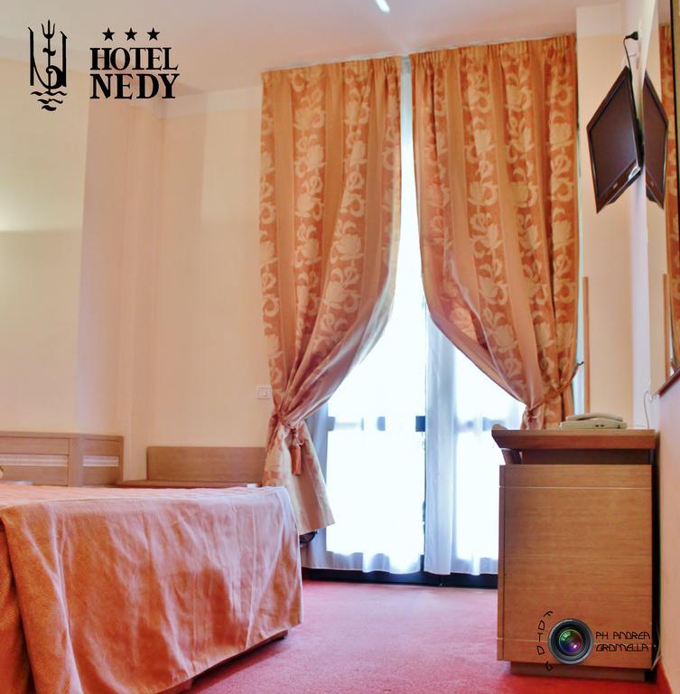 מרינה די מסה Hotel Nedy מראה חיצוני תמונה
