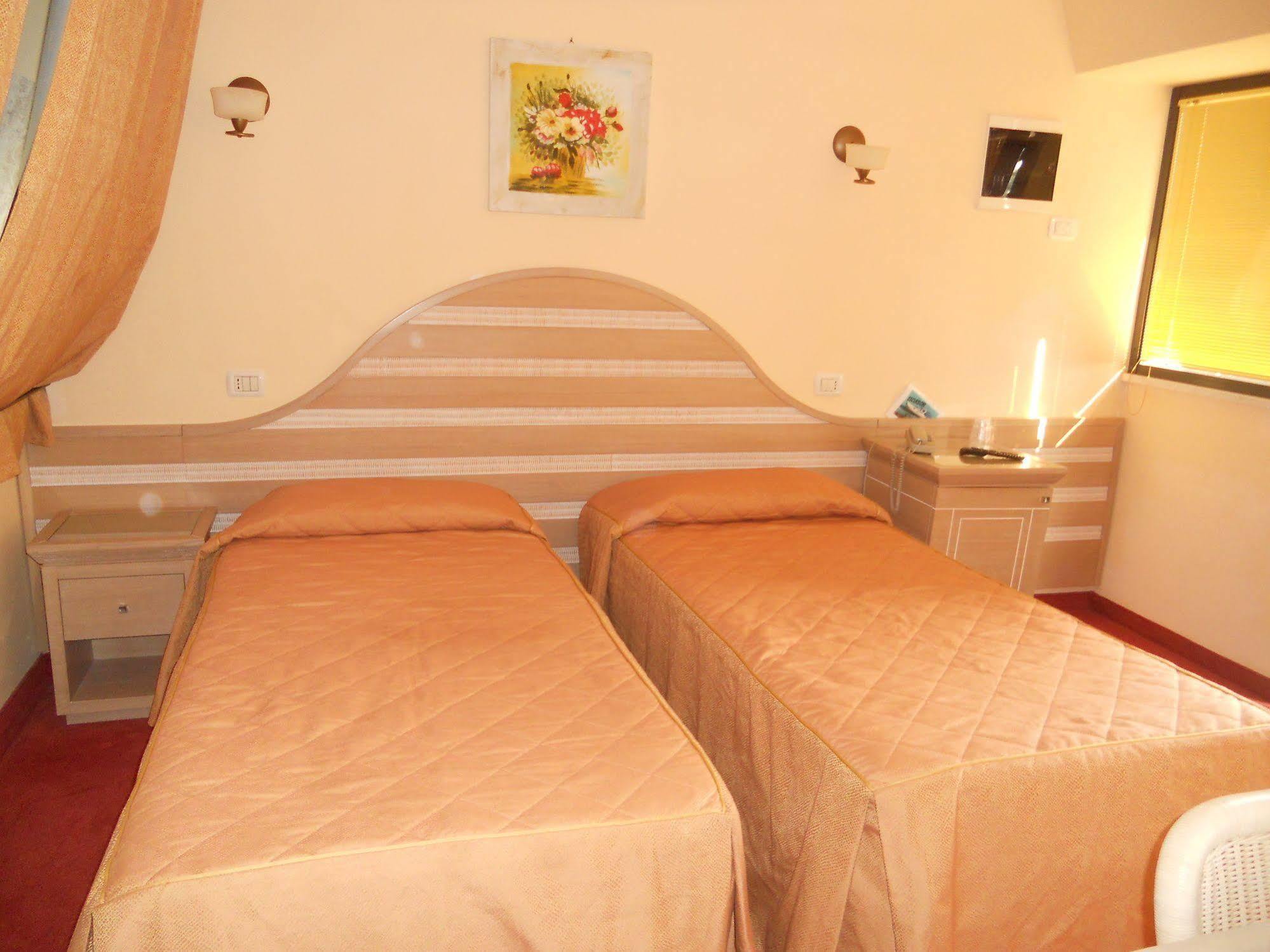 מרינה די מסה Hotel Nedy מראה חיצוני תמונה